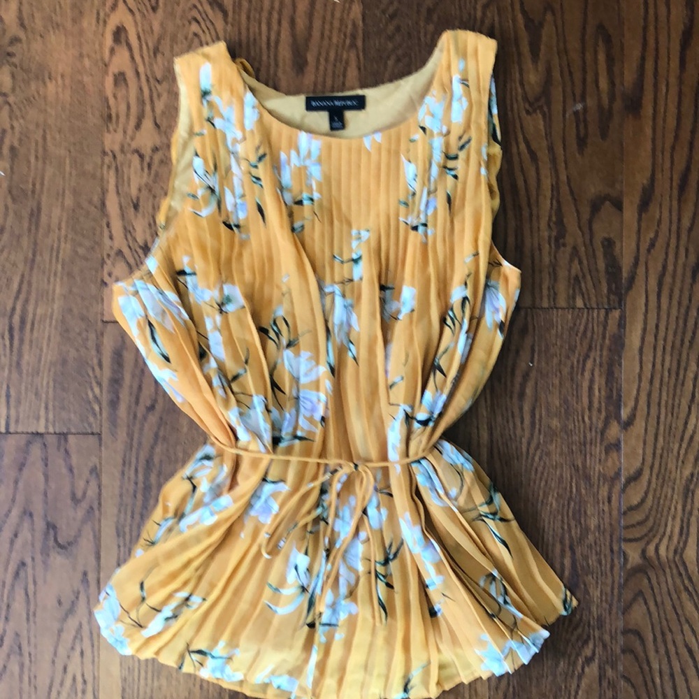 ⭐️3 for $20⭐️ Adorable pleated tie-waist floral top Banana Republic S